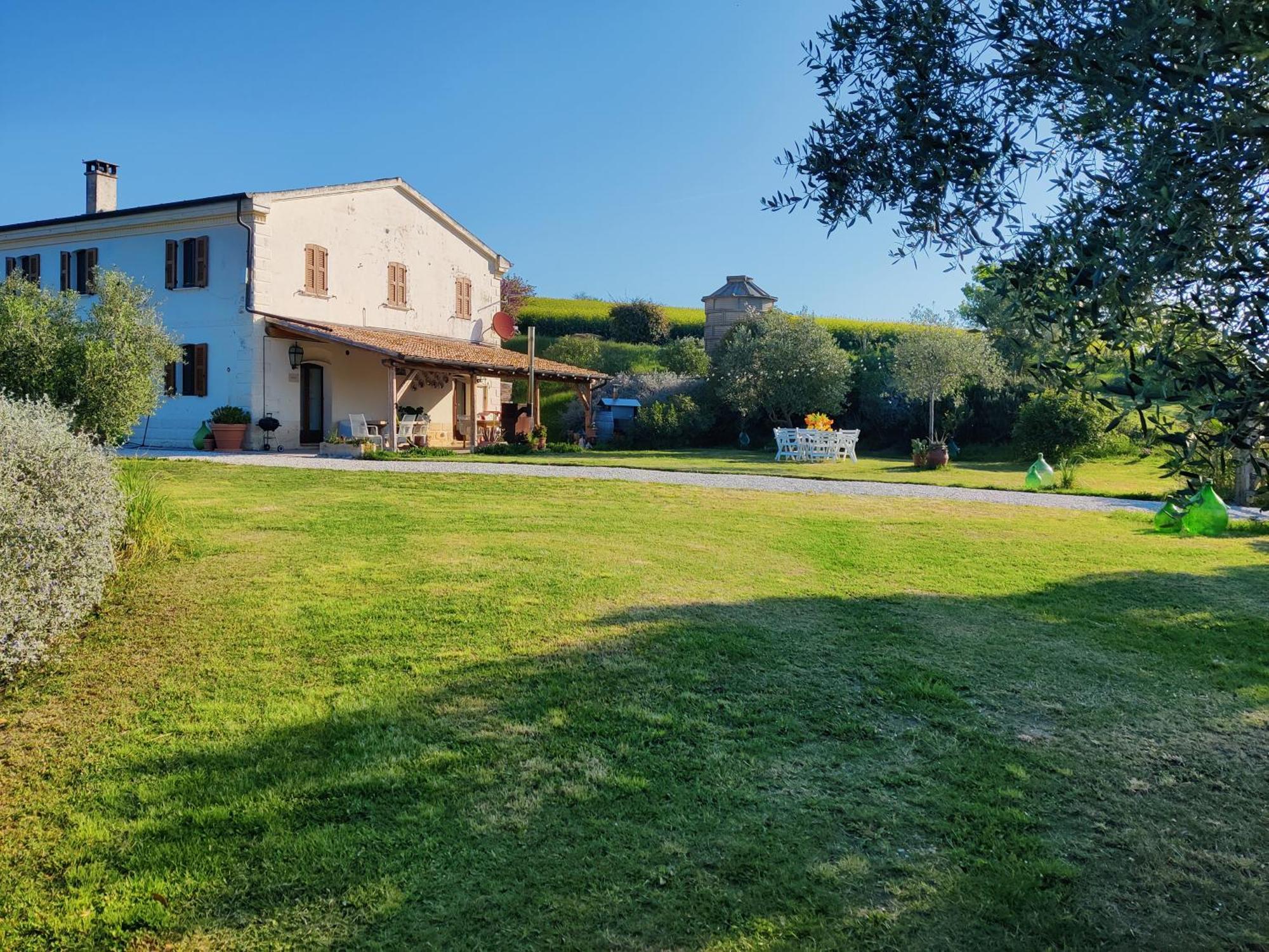 Rustico Del Bozzo Guest House Castelleone di Suasa Ngoại thất bức ảnh