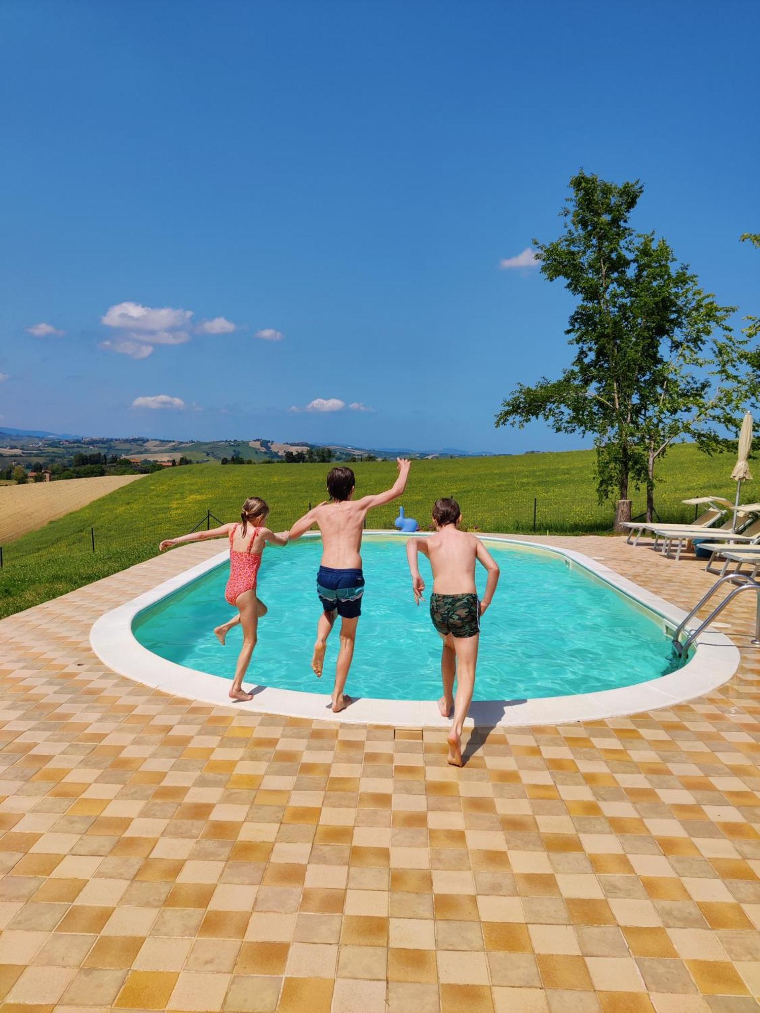 Rustico Del Bozzo Guest House Castelleone di Suasa Ngoại thất bức ảnh